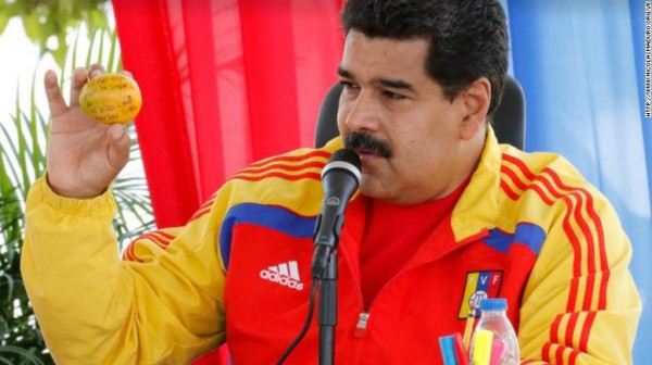 رئيس فنزويلا يمنح امرأة ألقت عليه "ثمرة مانجو" شقة سكنية