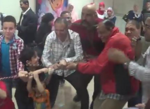 حسن الهلالى الشهير بـ"أبو شنب" يخسر فى لعبة شد الحبل أمام الأطفال