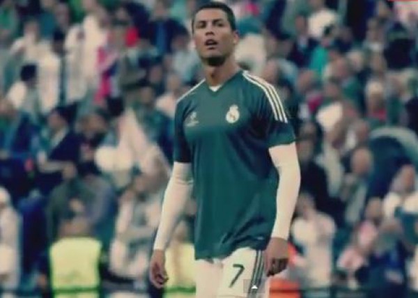 كريستيانو رونالدو يضرب طفل بوجهه بكرة القدم..شاهد ردة الفعل