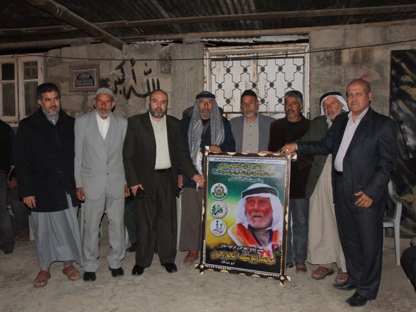 حماس بالنصيرات تزور منزل عميد عائلة الحواجري