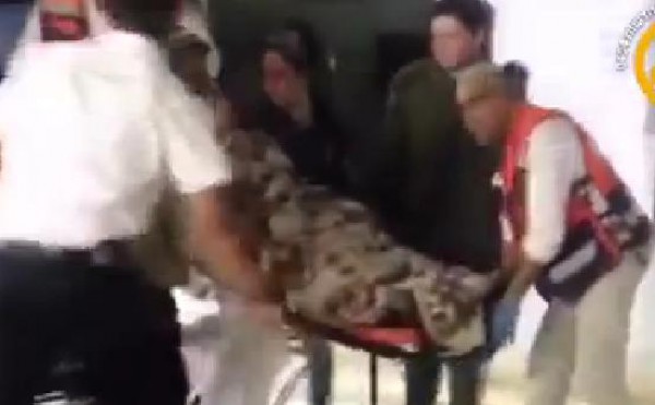 فيديو:شاهد لحظات إجلاء الجندي الاسرائيلي الذي طعنه شاب فلسطيني استشهد بعد إطلاق النار عليه