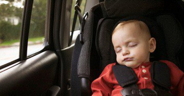 دراسة خطيرة: نوم طفلك على كرسى السيارة قد يؤدى إلى وفاته