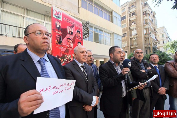 حملة تضامن الدولية ومركز الخيام ينظمان إعتصام تضامني في يوم الاسير أمام مقر الصليب الأحمر في بيروت