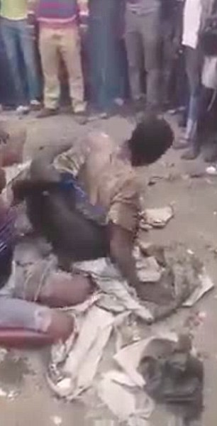 بالفيديو والصور.. حرق 5 رجال أحياء بجنوب أفريقيا