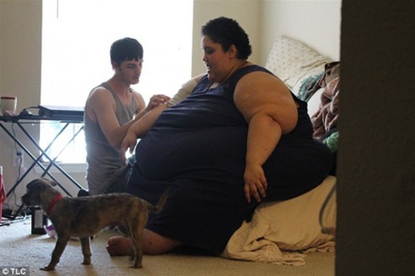 بالصور : أمريكي يمنع زوجته من خسارة الوزن حتى لا تهجره