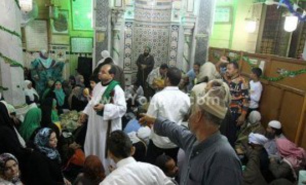 رقص وطبل داخل مسجد مصري والمذيع في حالة صدمة