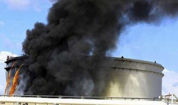 داعش يحرق مستودعات نفطية في بيجي