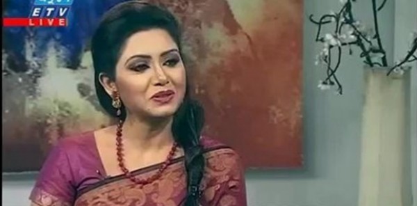 رد فعل غريب من مذيعة أثناء زلزال نيبال