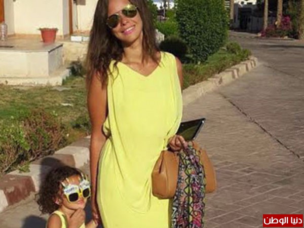 بالصور: إيمان العاصي تستجم بملابس البحر مع ابنتها