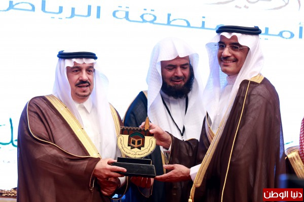 أمير الرياض يكرم بنك البلاد نظيراً لجهوده المبذولة  لخدمة جمعية تحفيظ القرآن