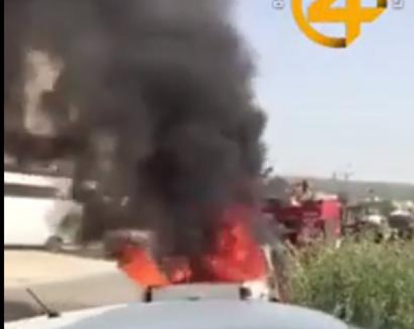 بالفيديو ..إصابة مستوطن بحروق وجراح بالغة الخطورة وإشعال النار بسيارته
