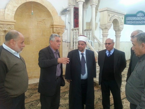 ادعيس يشرف على فرش مسجد القزازين الكبير في الخليل