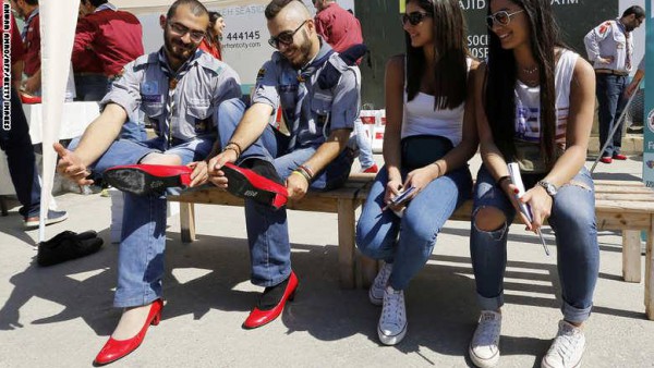 بالصور.. رجال لبنان بحذاء أحمر وكعب عال