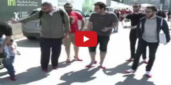 3 رجال يتجولون بالكعب العالي في اليوم العالمي للمرأة
