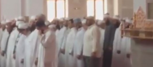 شاهد أغرب صلاة ممكن تشوفها بحياتك في مسجد بالمدينة