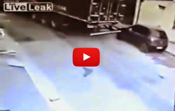 فيديو لشاحنة ضخمة تسرق سيارة بدون قصد