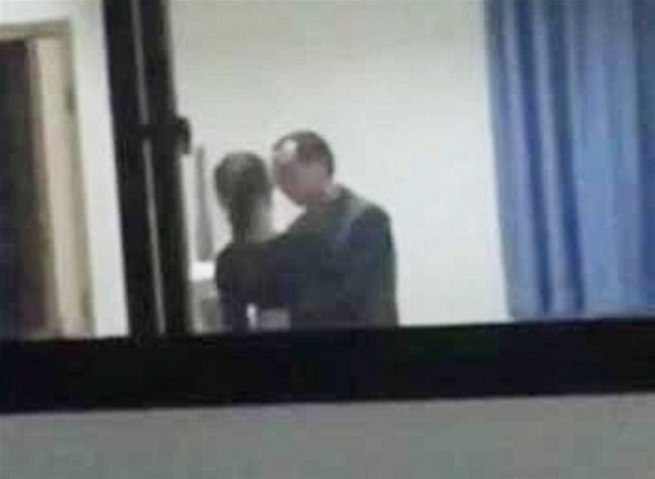 "ديلي ميل" تنشر " فيديو" لمدرس صيني يمارس الجنس مع "طالبات"