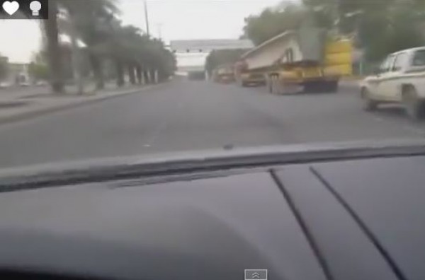 متهور سعودي يعبر بسيارته من تحت الشاحنات في السعودية