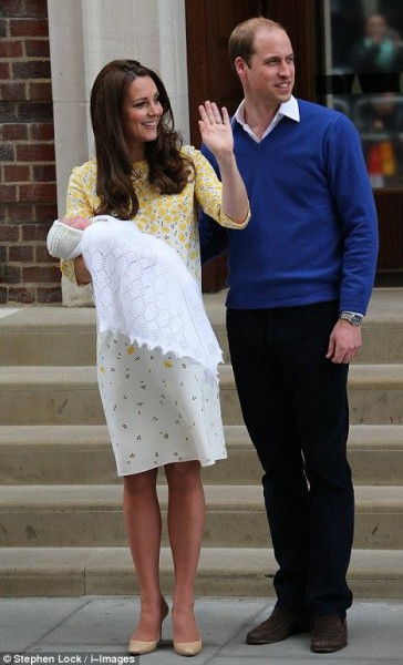 بالصور..زوجة الأمير ويليام تحتضن طفلتهما الجديدة ملفوفة في بطانية بيضاء