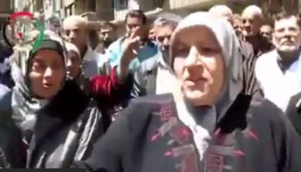 العشرات من نساء مخيم اليرموك يتظاهرن تنديداً بالقصف والحصار