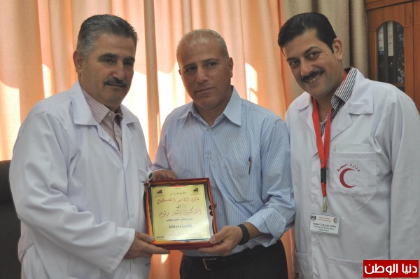 نادي الاسير الفلسطيني يكرم الدكتور وليد زلوم مدير مستشفى عالية الحكومي