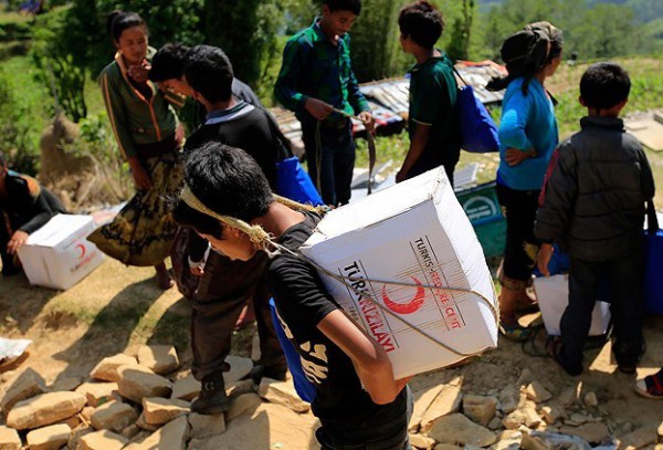 الهلال الأحمر التركي يقدم مساعدات لمنكوبي زلزال نيبال