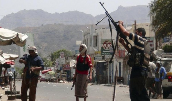 بمساندة قوات عربية ..المقاومة الشعبية اليمنية تحكم سيطرتها على مطار عدن