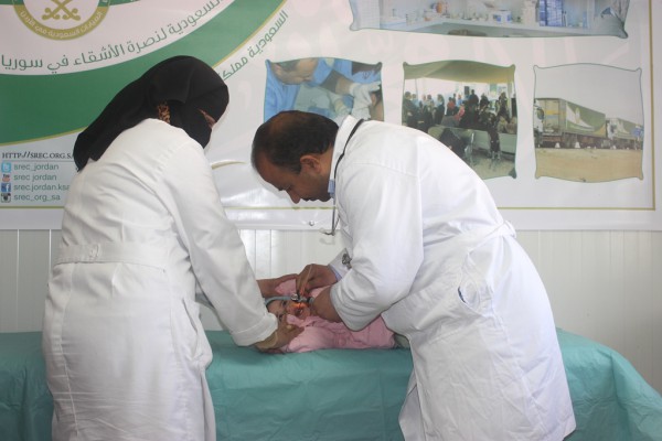 العيادات التخصصية السعودية تباشر في تقديم الخدمات الطبية و الوقائية للاجئين السوريين في مخيم الزعتري