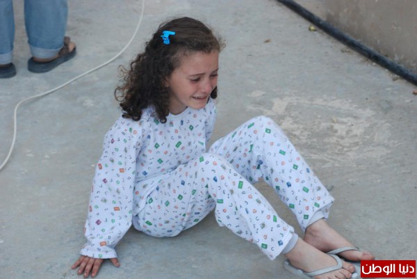 بالصور: الطفلة رهف قديح تُثير دهشة مُخرج "الفدائي" بدموعها الحقيقية وتختصر معاناة أطفال "غزة"