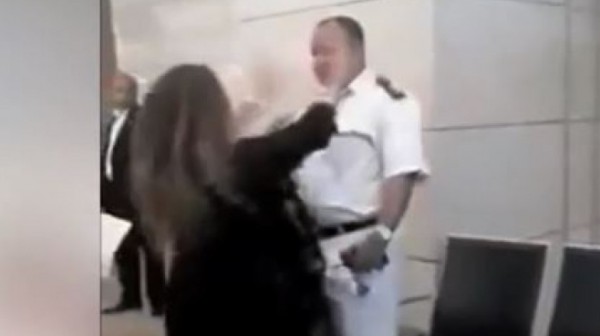شاهد بالفيديو : سيدة مصرية تعتدي على "ضابط شرطة" .. والأخير مُستاء من الحادث