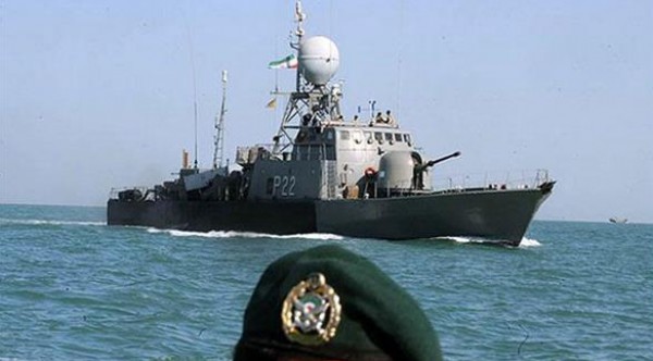 البحرية الإيرانية تُحذر سفينة وطائرات أمريكية في خليج عدن