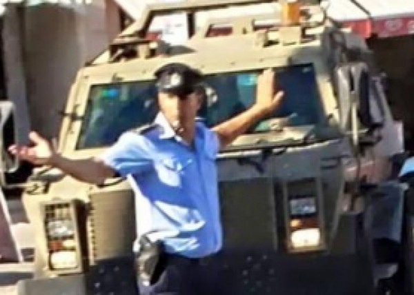 صورة: تكريم شرطي فلسطيني اوقف دورية للاحتلال خلال تنظيمه لحركة السير في القدس