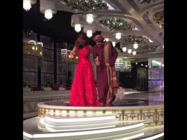 بالفيديو :  عبدالله بالخير يرقص ويغني مع نجوى كرم ويُغازلها