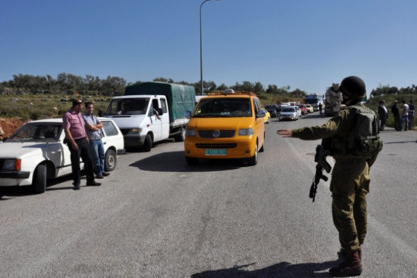 قوات الاحتلال تنصب حاجزا عسكريا على مدخل الزاوية