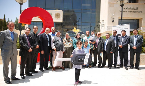 بنك القدس يسلم الفائزة الطفلة من بلدة بيت ريما سيارة أوبل كورسا 2015 والفائزة من بيت لاهيا راتب بقيمة 500 دولار