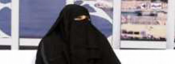 "شيخ أزهري" ينفعل على الهواء بعد ادعاء منتقبة معاشرة الجن لها