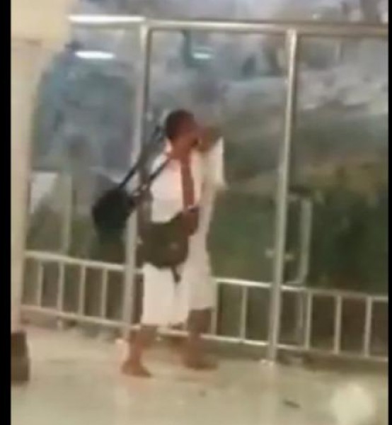 شاهد الفيديو: ‫معتمر يكسر زجاج المسعى ويدخل جبل الصفا‬‎