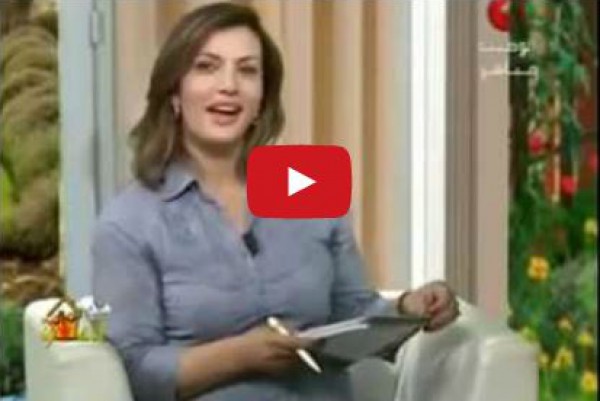 متصل يحرج المذيعة على الهواء : ايه الجيبة اللى انتى لابساها