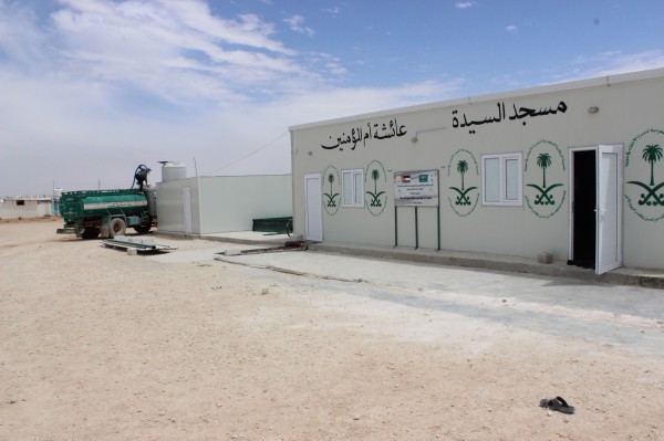 الحملة الوطنية السعودية تتفقد المساجد التي قامت ببنائها وتجهيزها في مخيم الزعتري بتبرع من مؤسسة اعمار