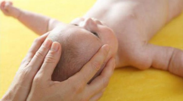 تدليك الأذن يساعد الرضع على الاسترخاء