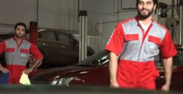 شركة "نيسان" تنفذ مقلبا بالمارة وعمال الصيانة