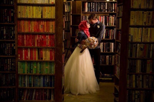 كاتب يتزوج من عاشقة الكتب داخل أسوار المكتبة