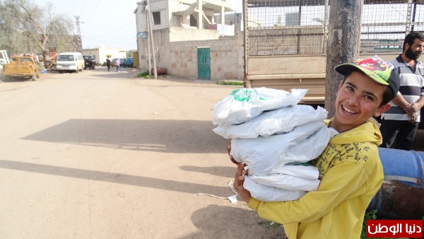 80 طن مواد غذائية عاجلة توردها الحملة الوطنية السعودية للعائلات النازحة حديثاً جنوب سوريا