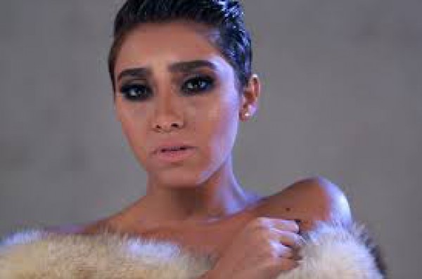شاهد صدمة زيزي عادل بعد قص شعرها بالكامل