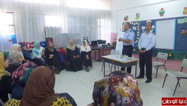 الشرطة تنظم لقاءً حول استخدامات الانترنت للهيئة التدريسية في مدرسة عائشة