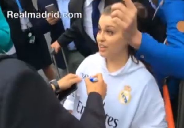 فتاة إيطالية تتجاوز الأمن و تعانق كريستيانو رونالدو