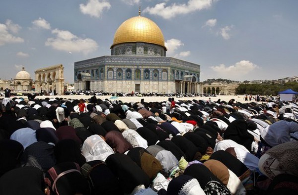 200 مواطن غزي يتوجهون للقدس للصلاة بالمسجد الاقصى