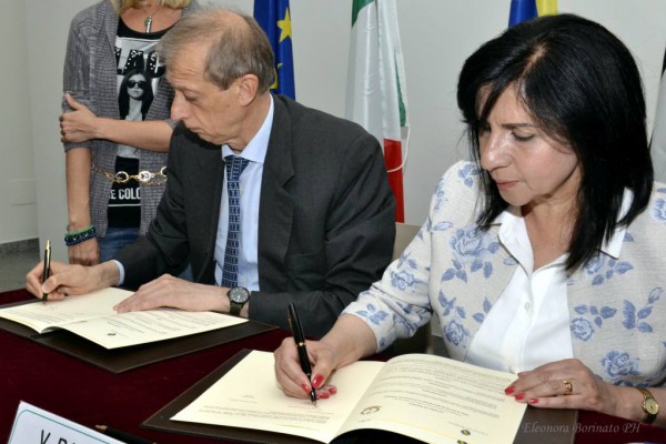 رئيسة بلدية بيت لحم توقع اتفاقية تعاون مع رئيس بلدية تورينو الأيطالية