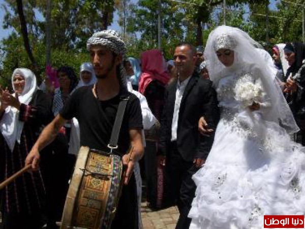 الدعـم الاجتماعي تزف العروسين الفلسطينين صبوحات والمغربي بالزي التراثي
