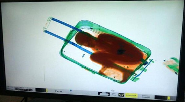 طفل يدخل إسبانيا داخل حقيبة سفر يمنح الإقامة المؤقتة